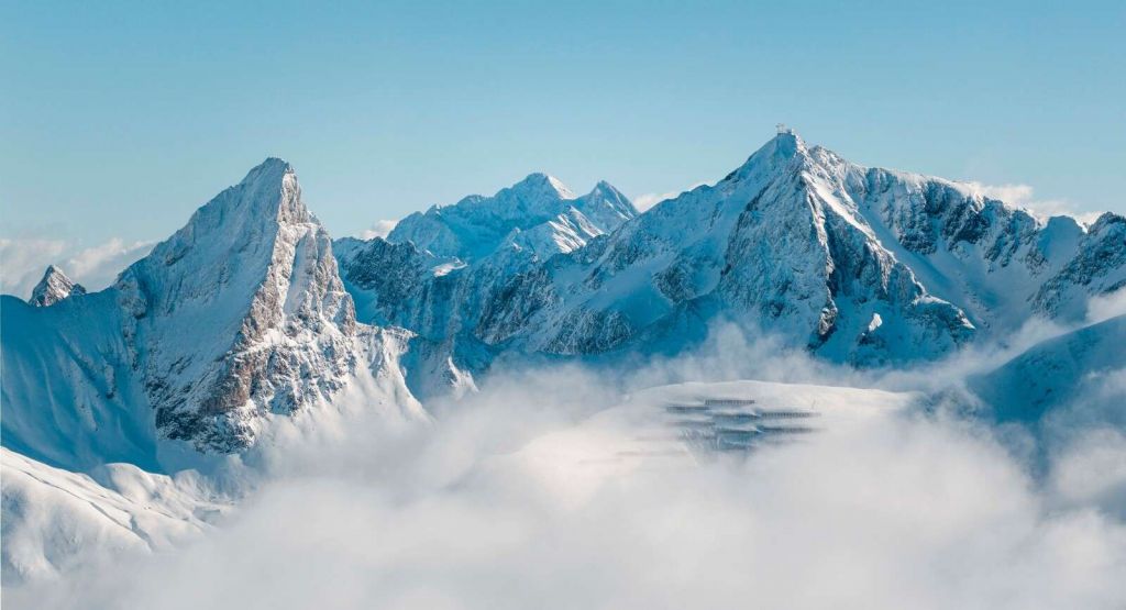 Verschneite Bergspitzen im Nebel