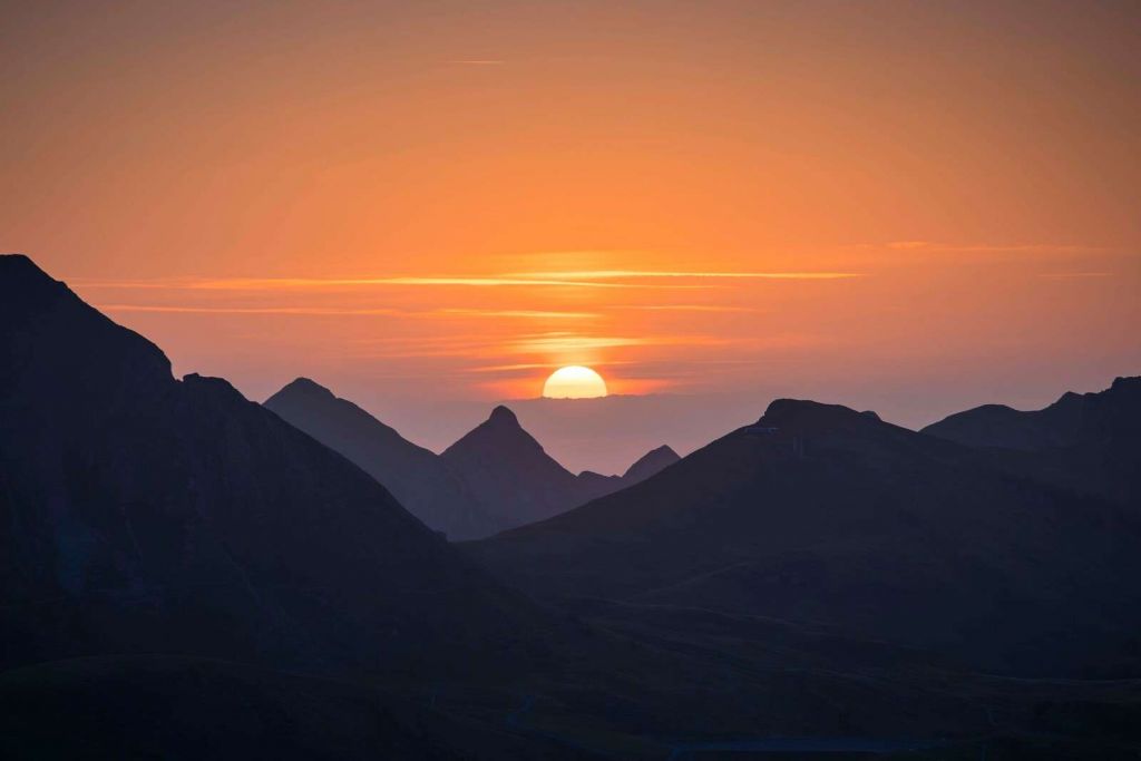 Sonnenuntergang zwischen Berggipfeln