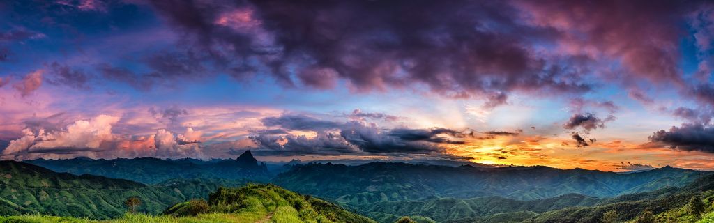 Sonnenuntergang über einem Berg
