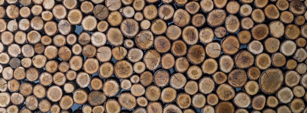 Gestapellte Hölzblöcke