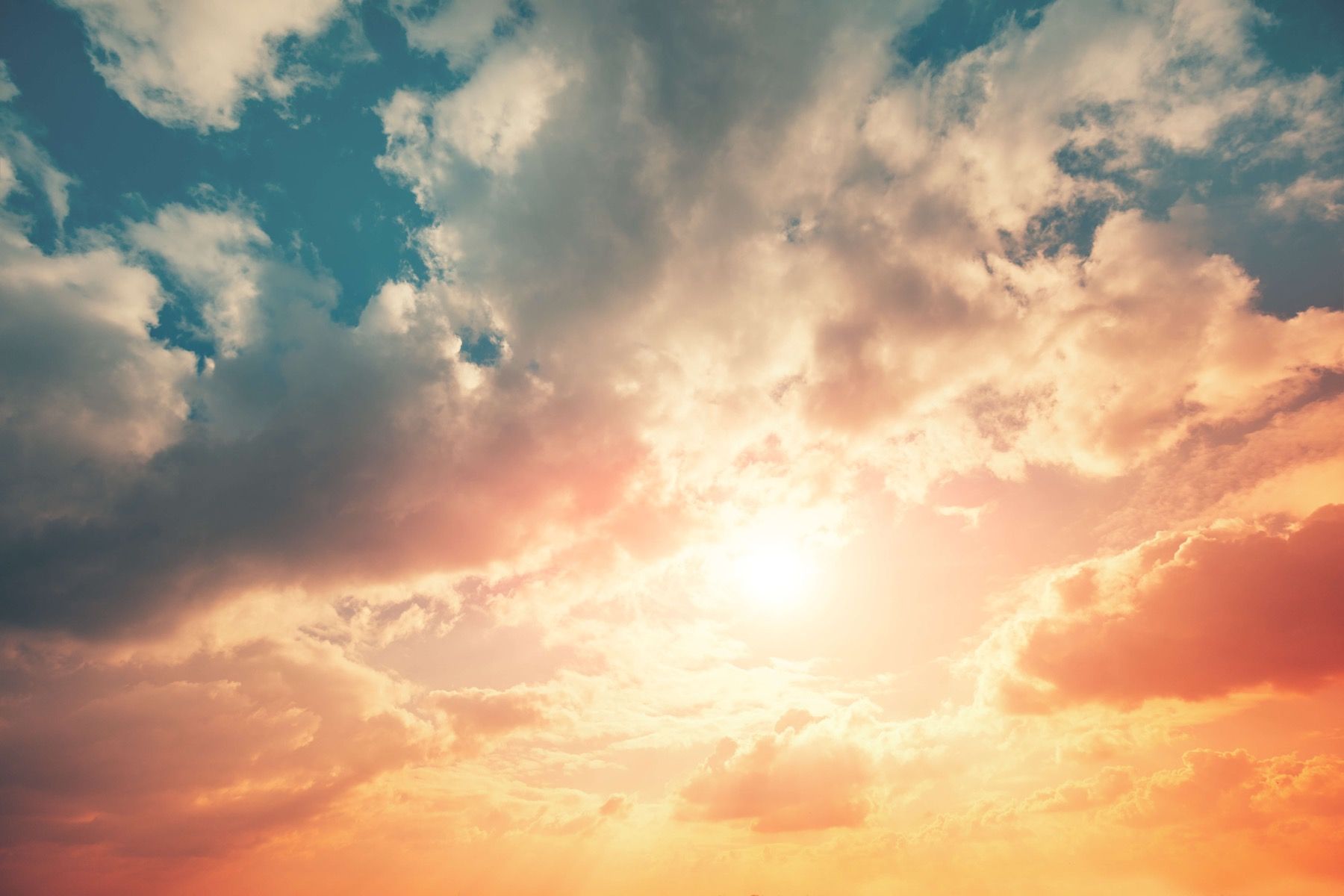 Bunter Himmel mit Wolken