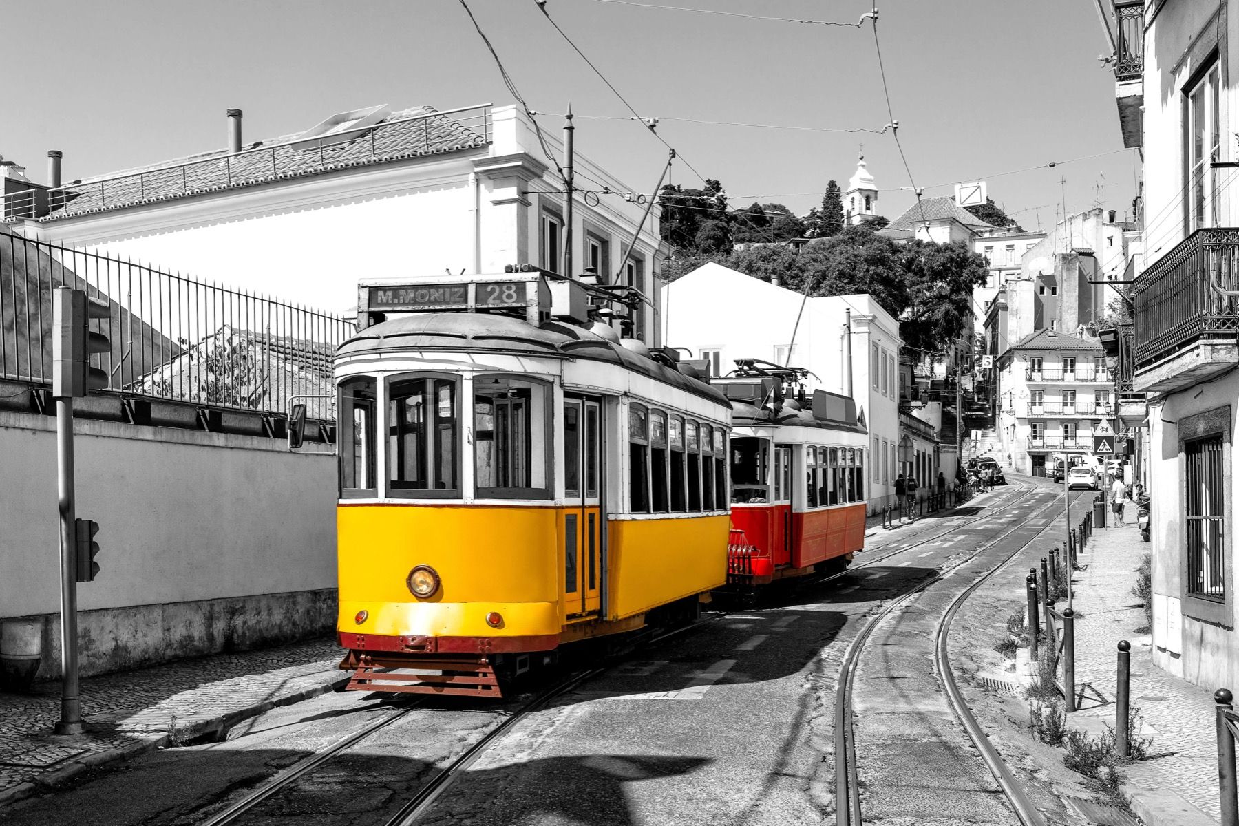 Gelbe und rote Straßenbahn