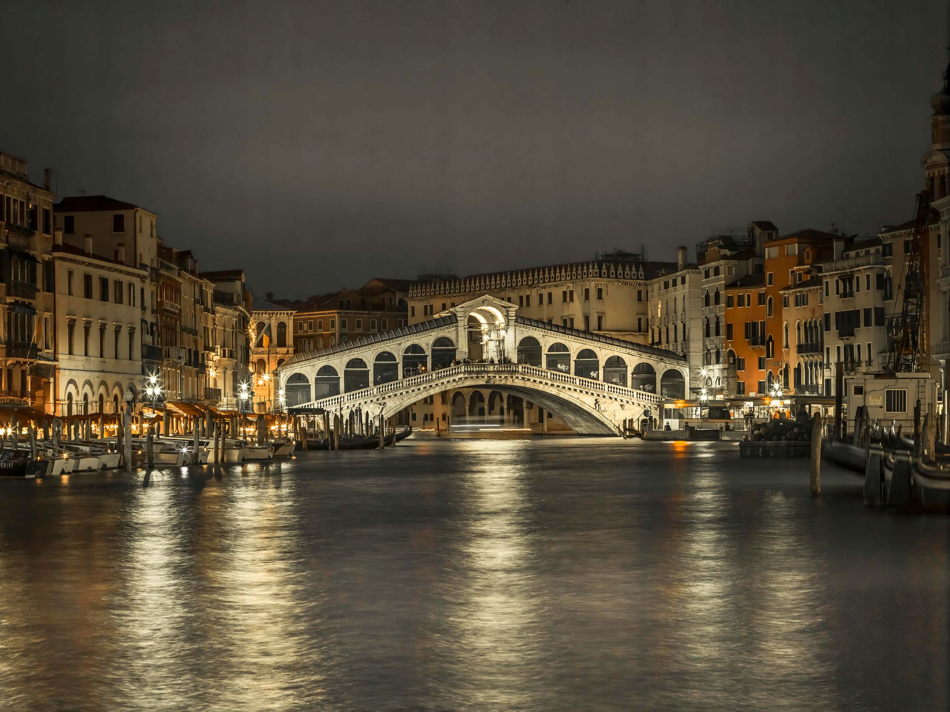 Rialto-Brücke am Abend