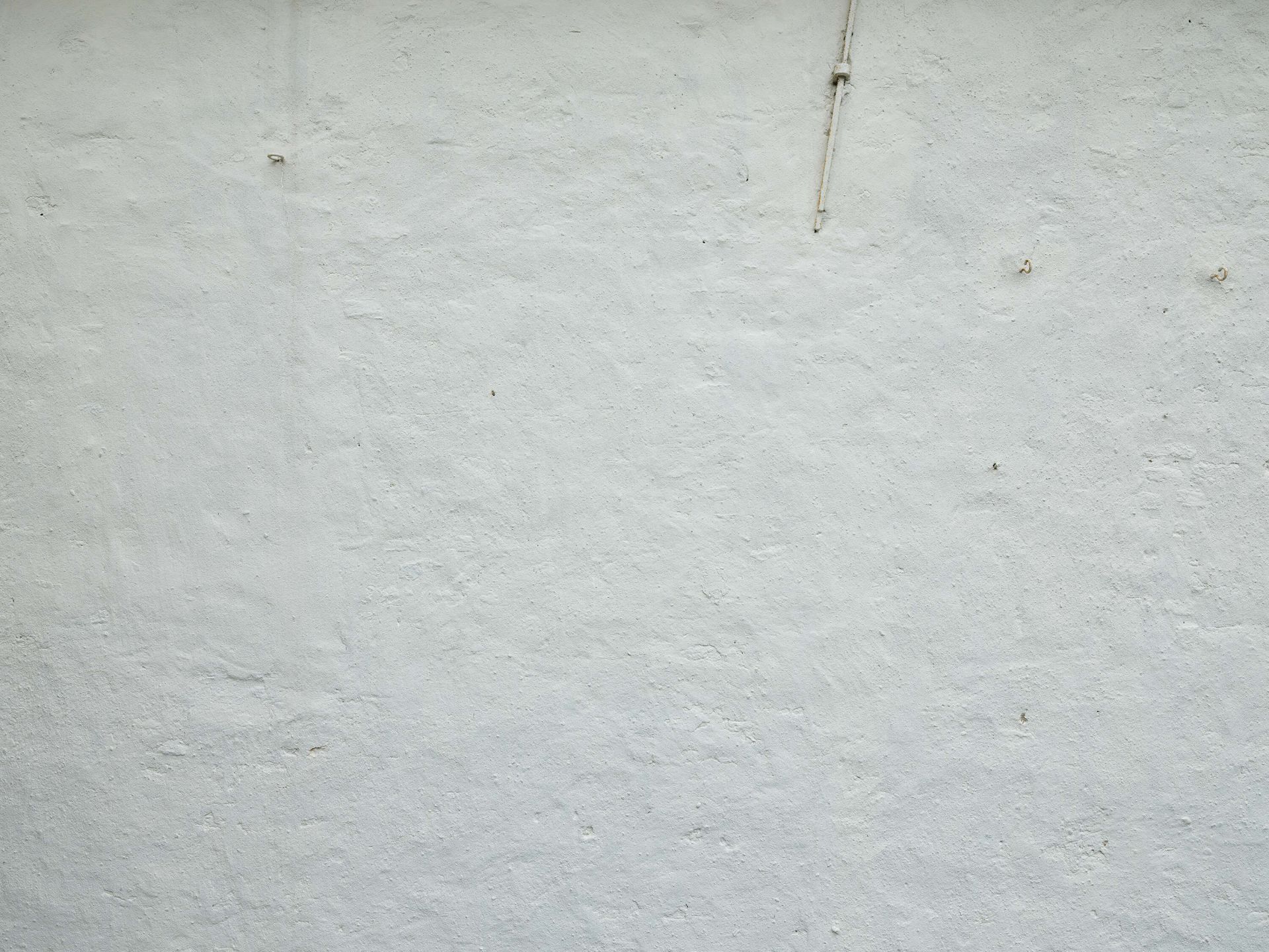 Wand mit weißem Stuck