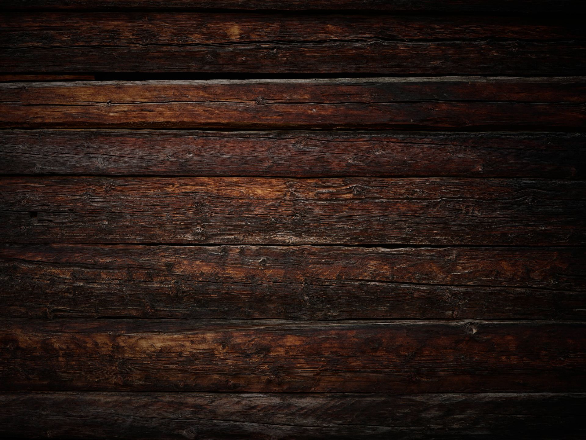 Wand aus dunklem Holz