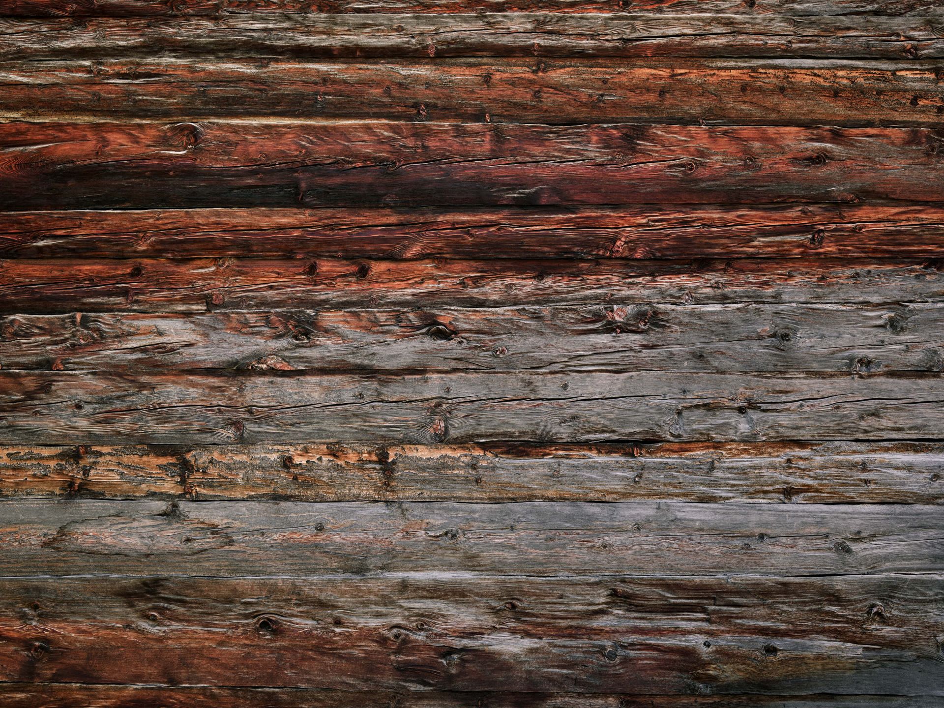 Dunkel verwittertes Holz