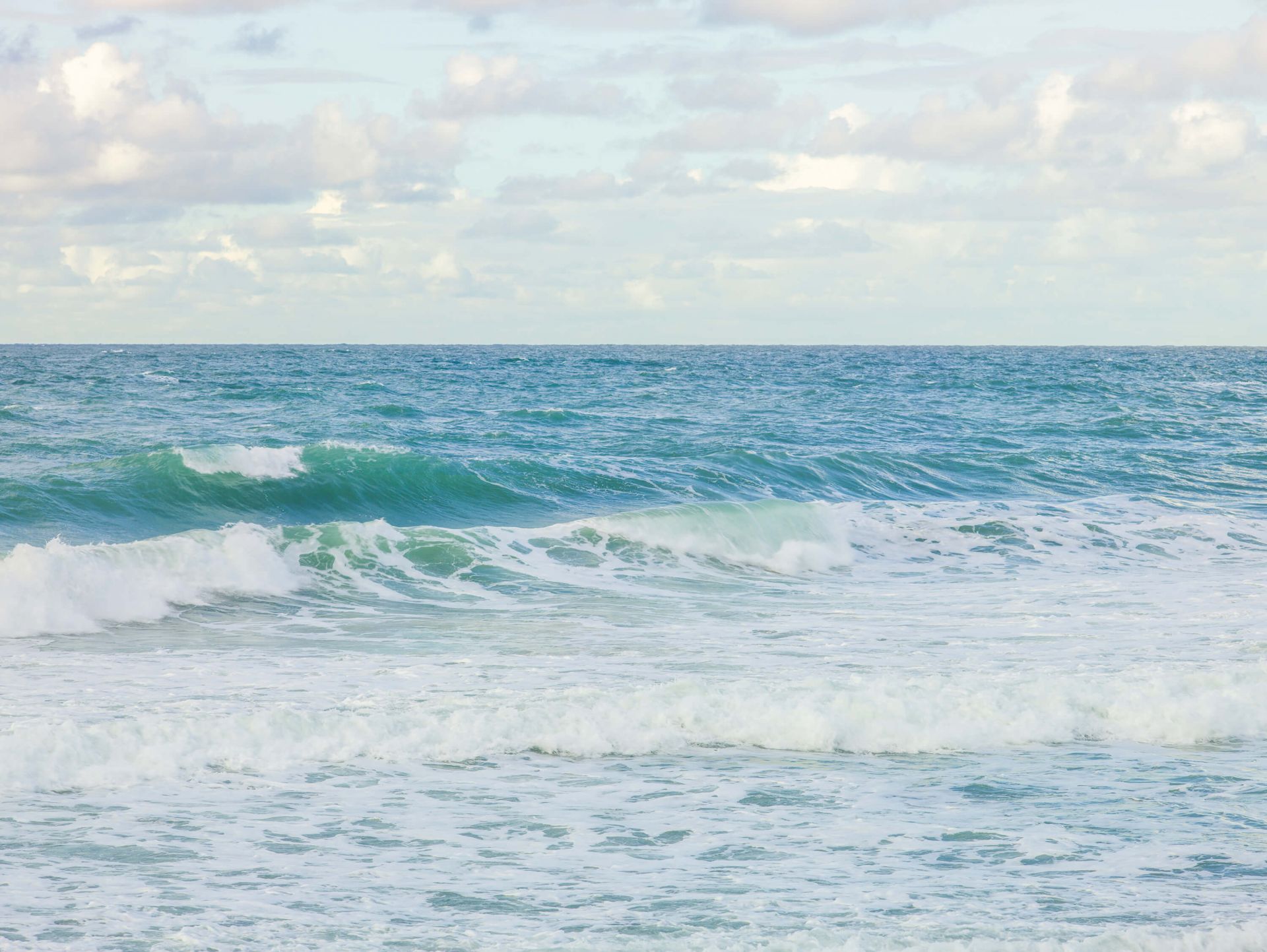 Meer mit hohen Wellen
