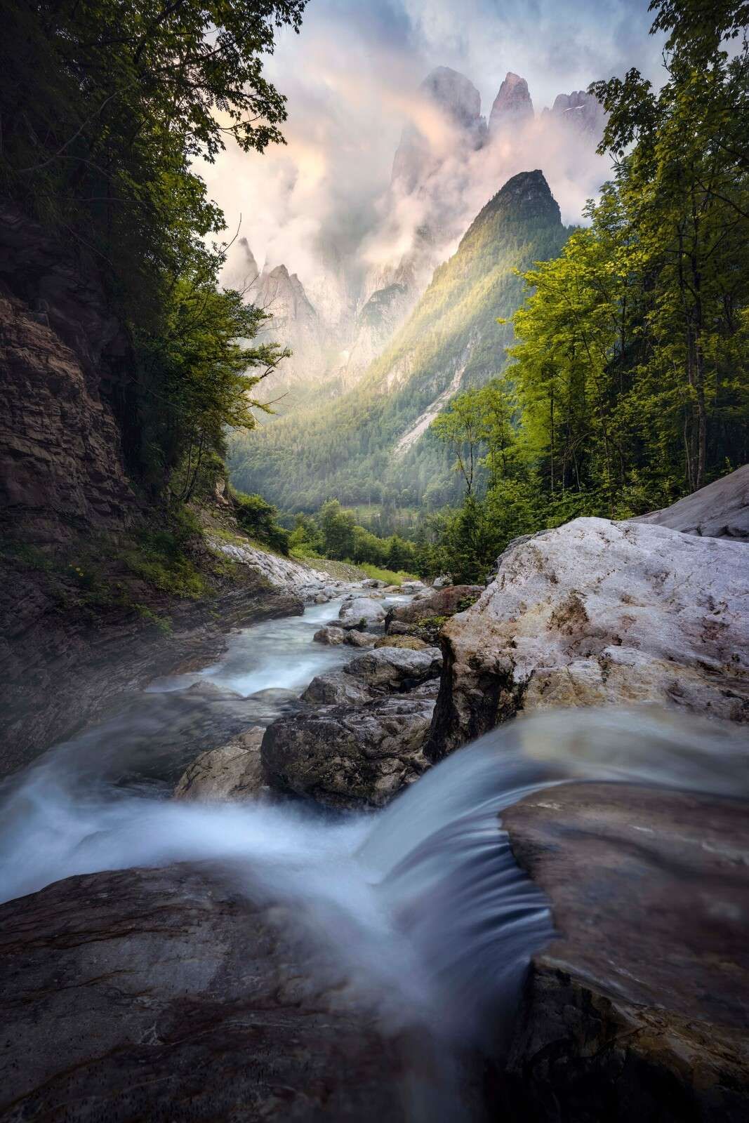 Bergstrom in der Wildnis
