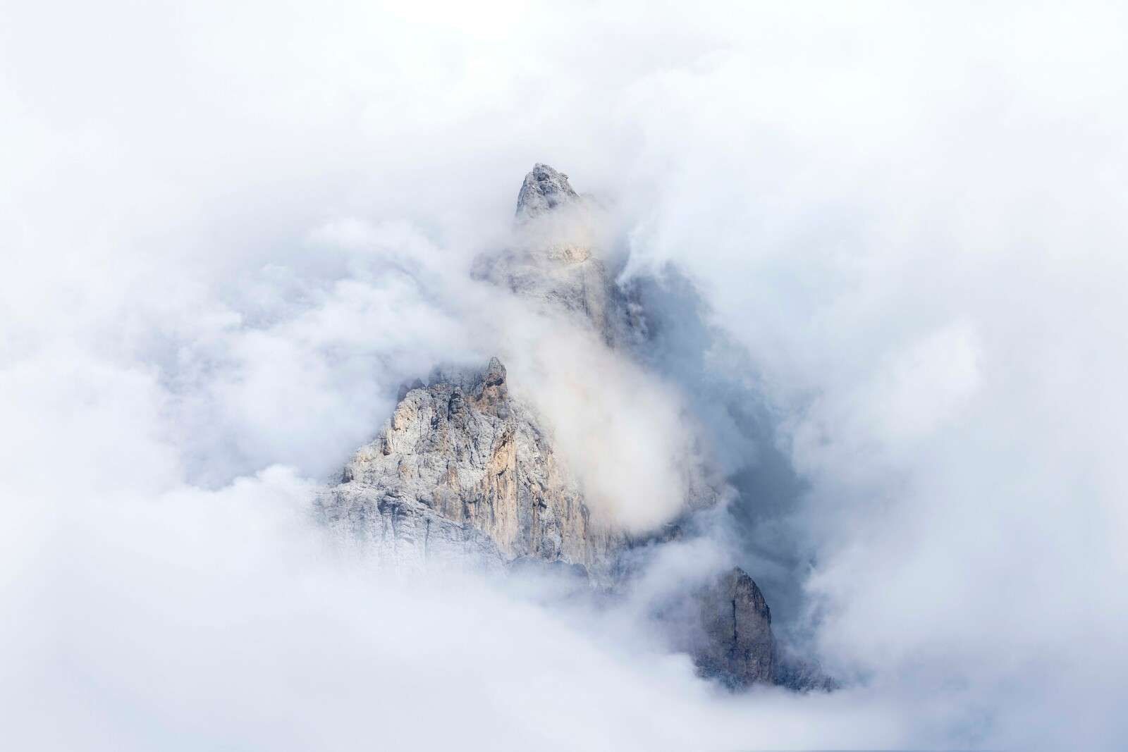Verborgen Berggipfel im Nebel