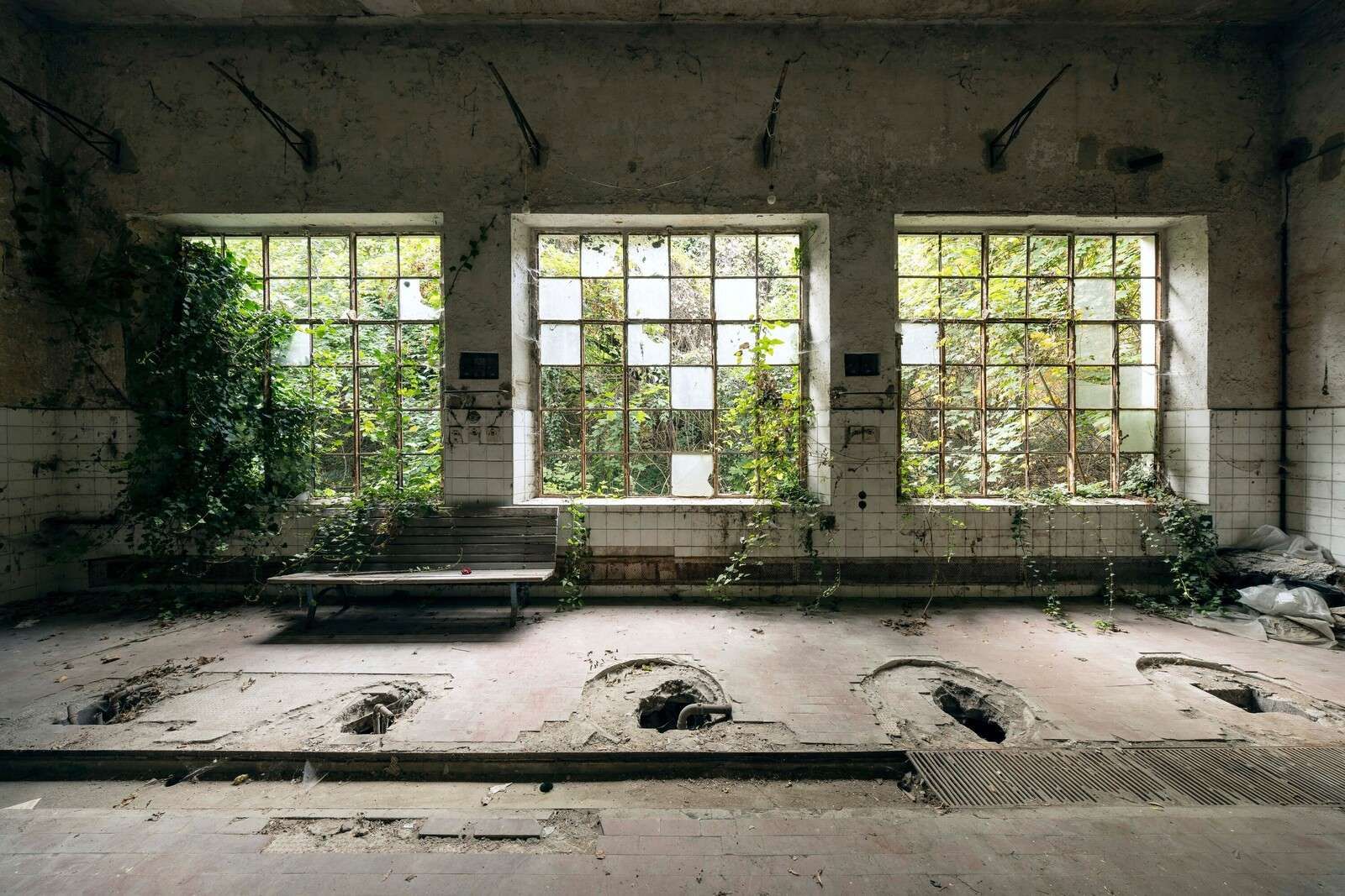 Verlassenes Badhaus in der Natur