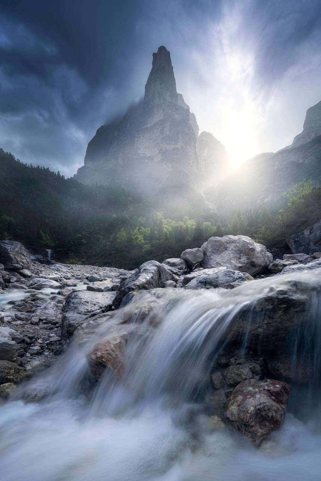 Mistiger Bergstrom bei Sonnenaufgang