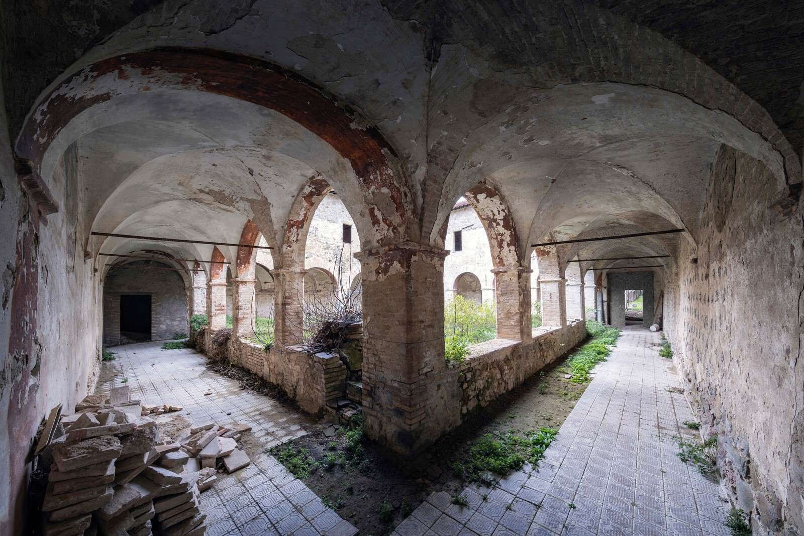 Verlassener Klostergang im Verfall