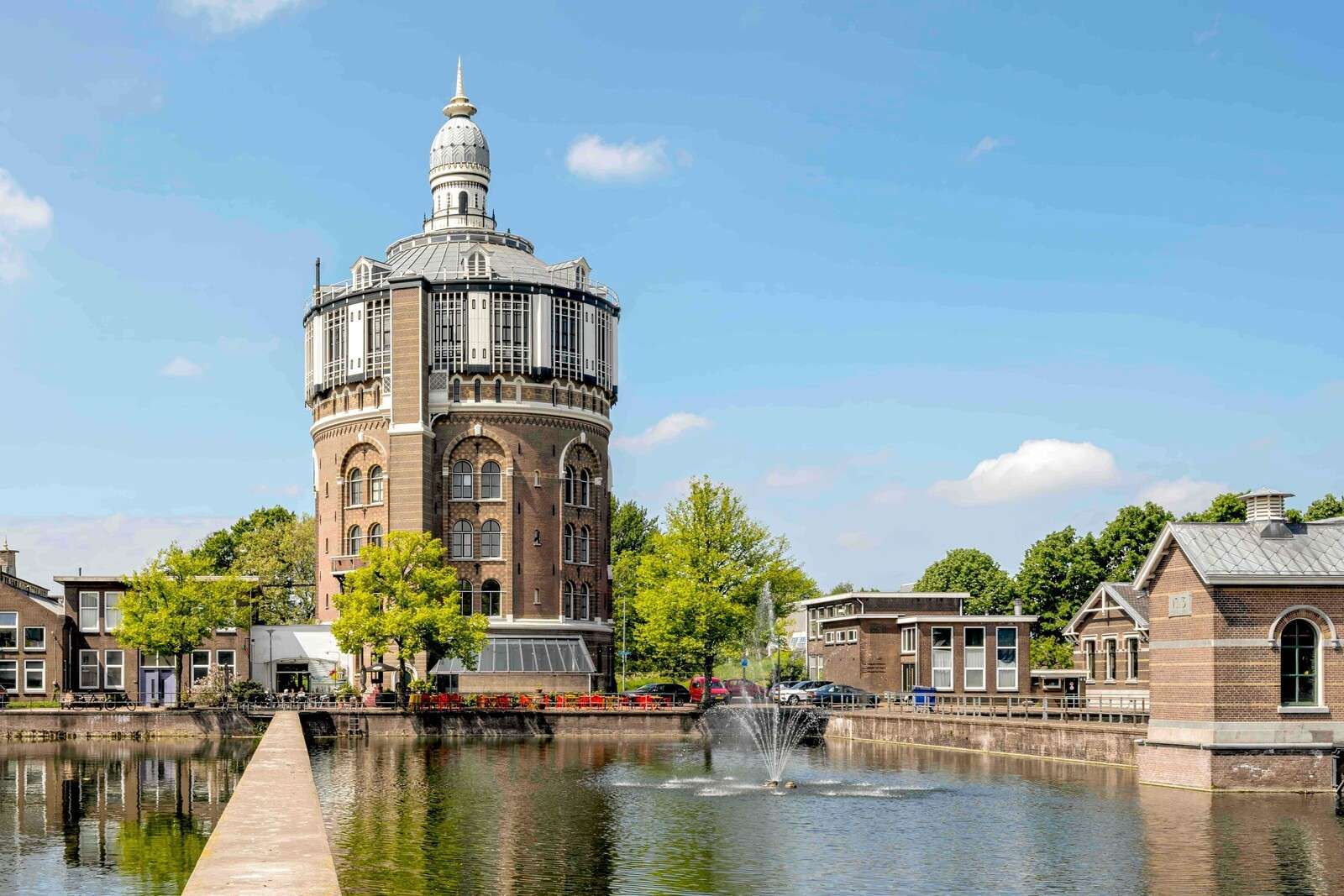 Historischer Wasserturm im Sonnenlicht