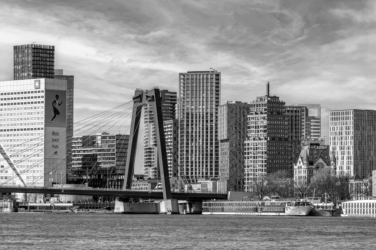 Zwart-Weiß Skyline mit Willemsbrücke