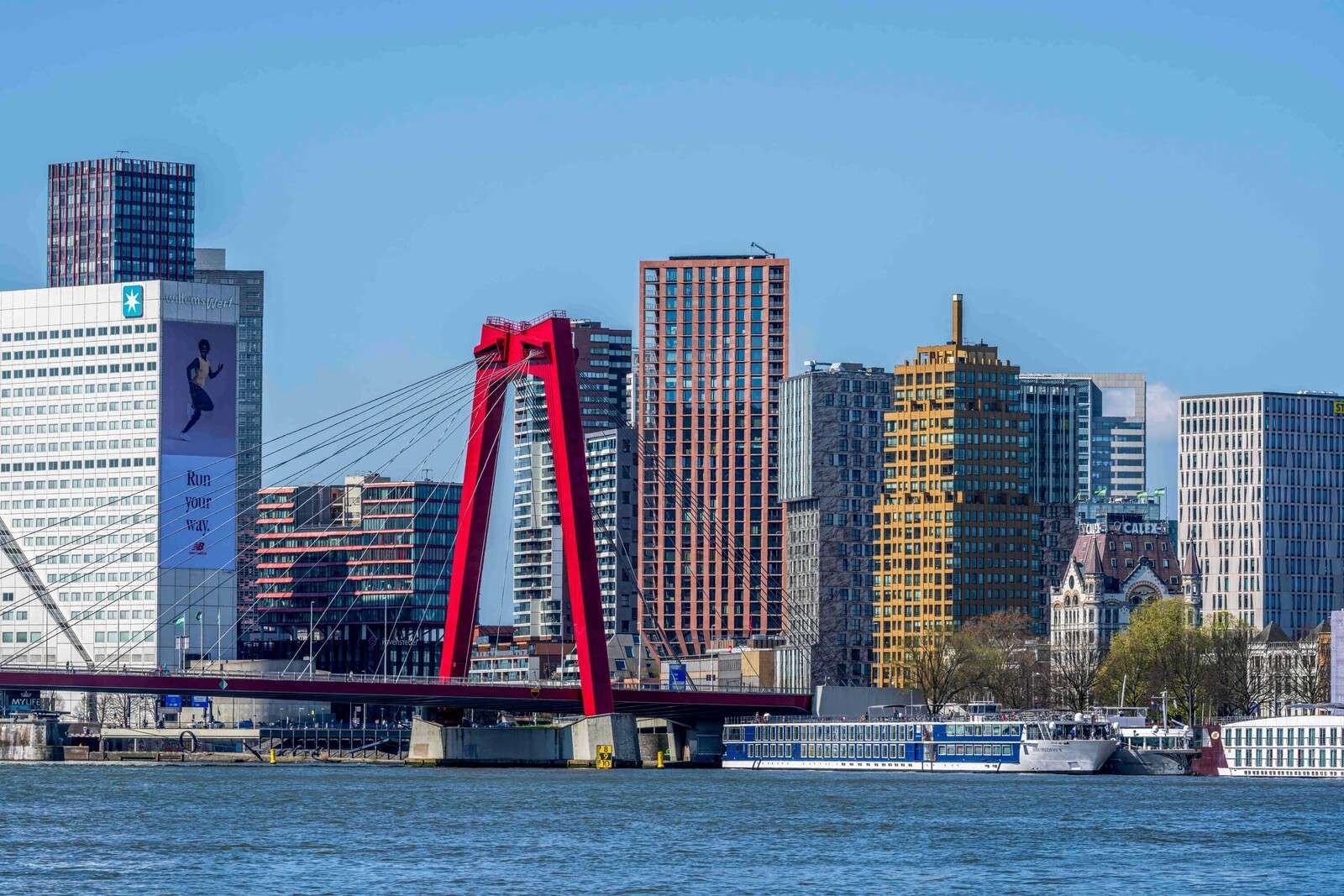 Willemsbrücke und Rotterdamer Skyline