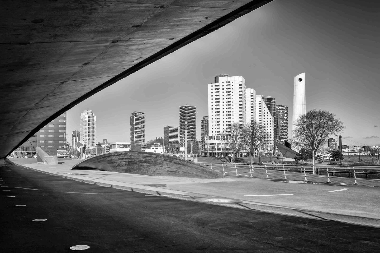 Rotterdamer Skyline unter der Brücke