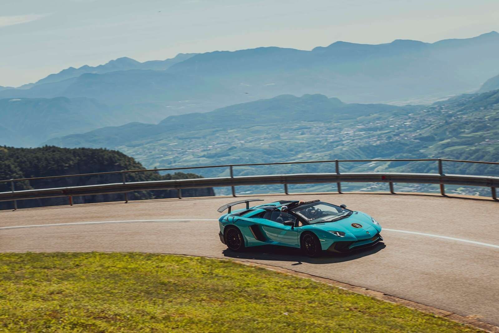 Alpenrit mit Luxus-Sportwagen