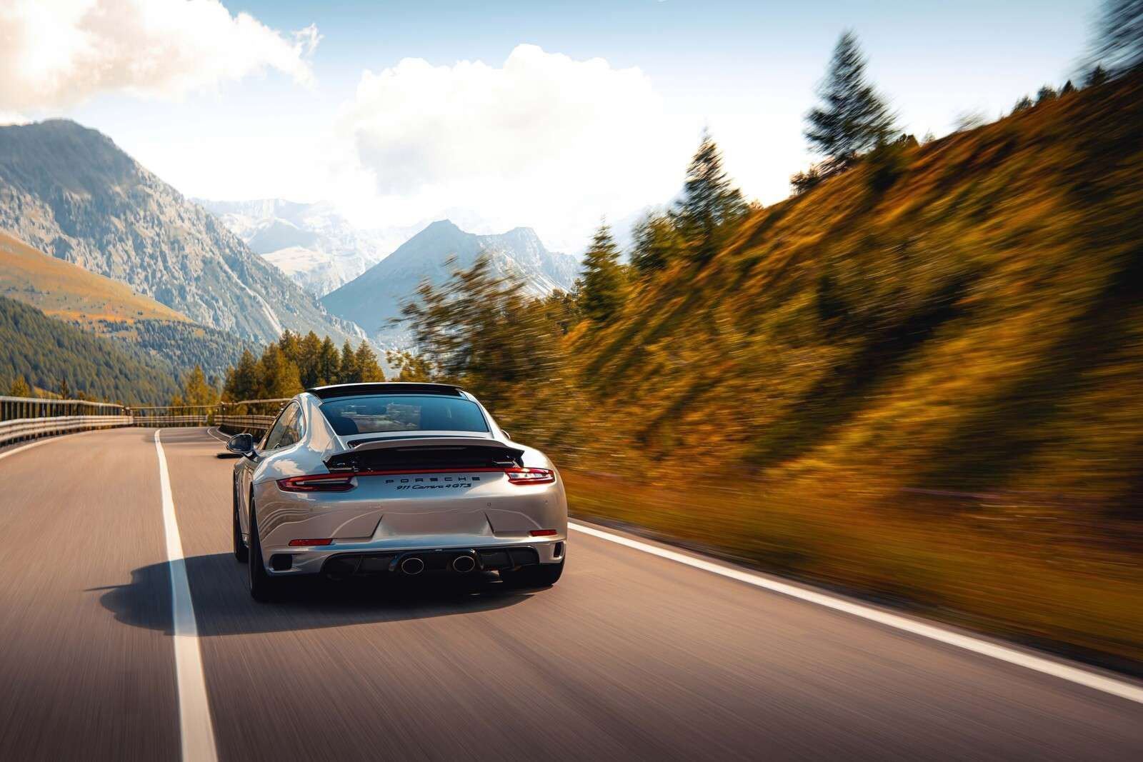 Porsche 911 Carrera GTS in den Bergen