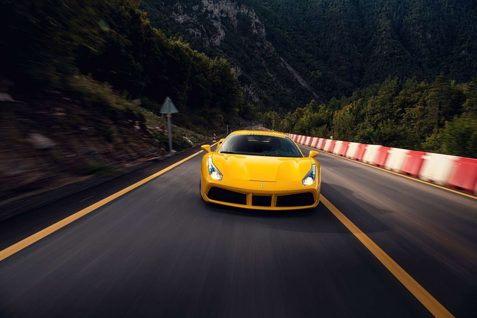 Geschwindigkeit durch grüne Bergpässe