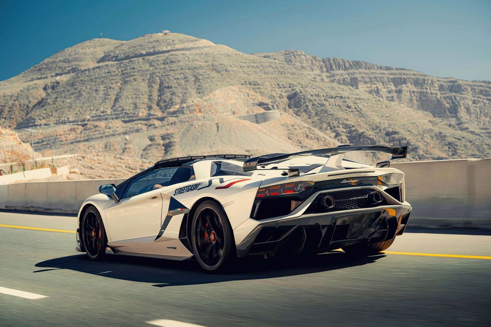 Supercar auf Bergpass