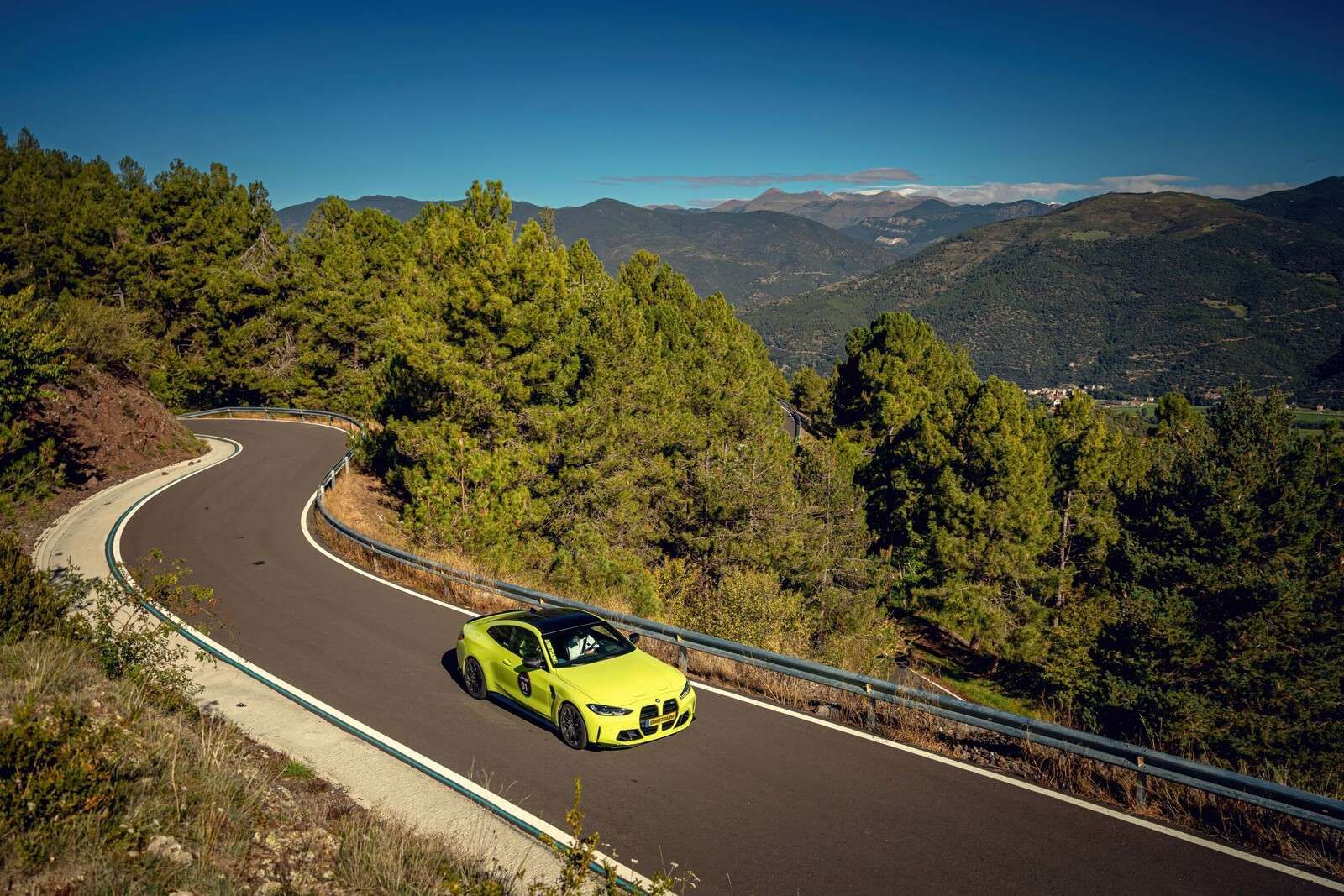 Limettengrüne BMW auf Bergstraße