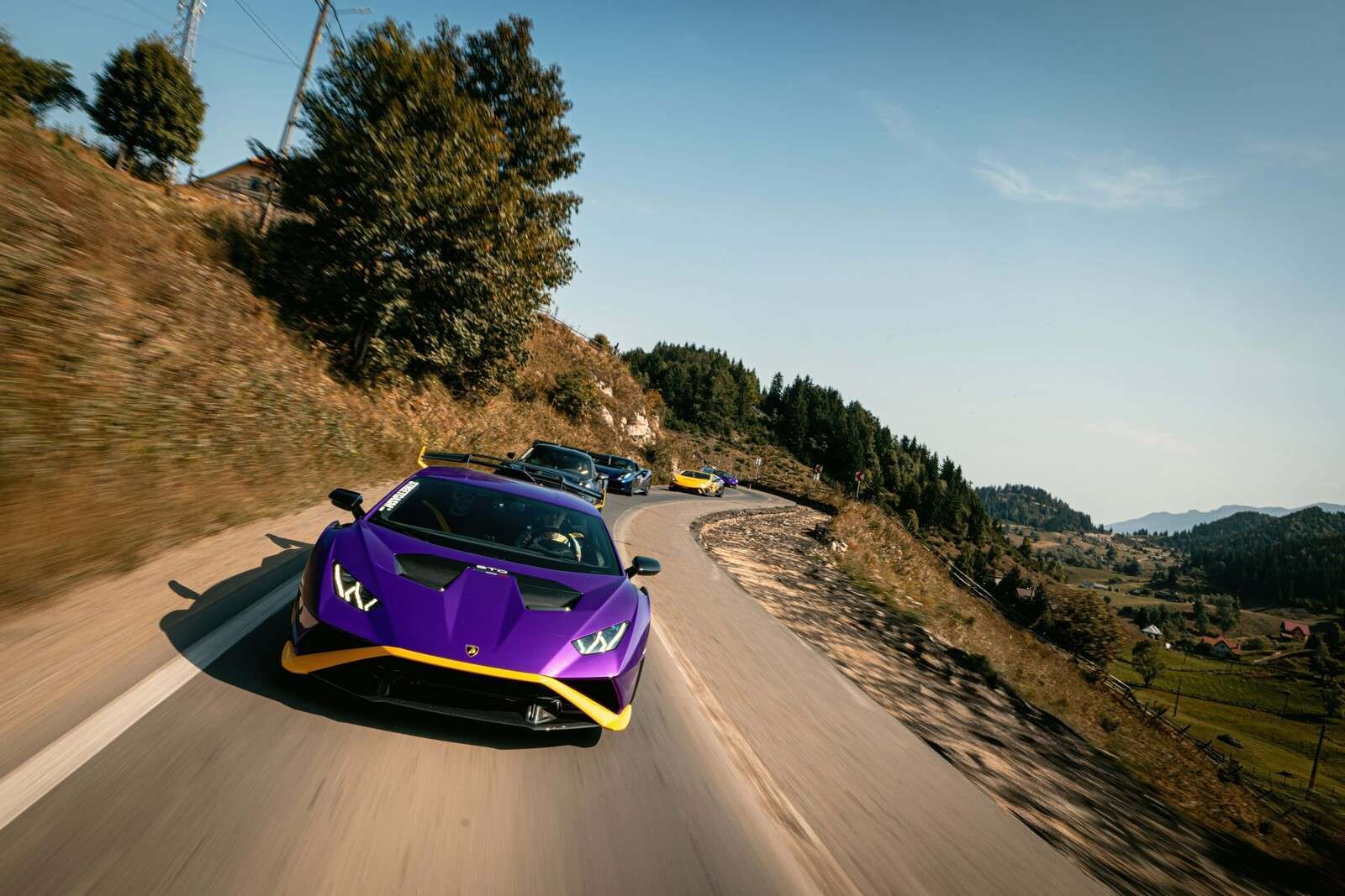 Supercar-Konvoi durch die Berge