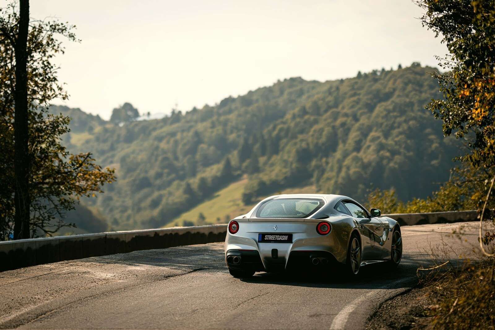 Ferrari F12 durch die Berge