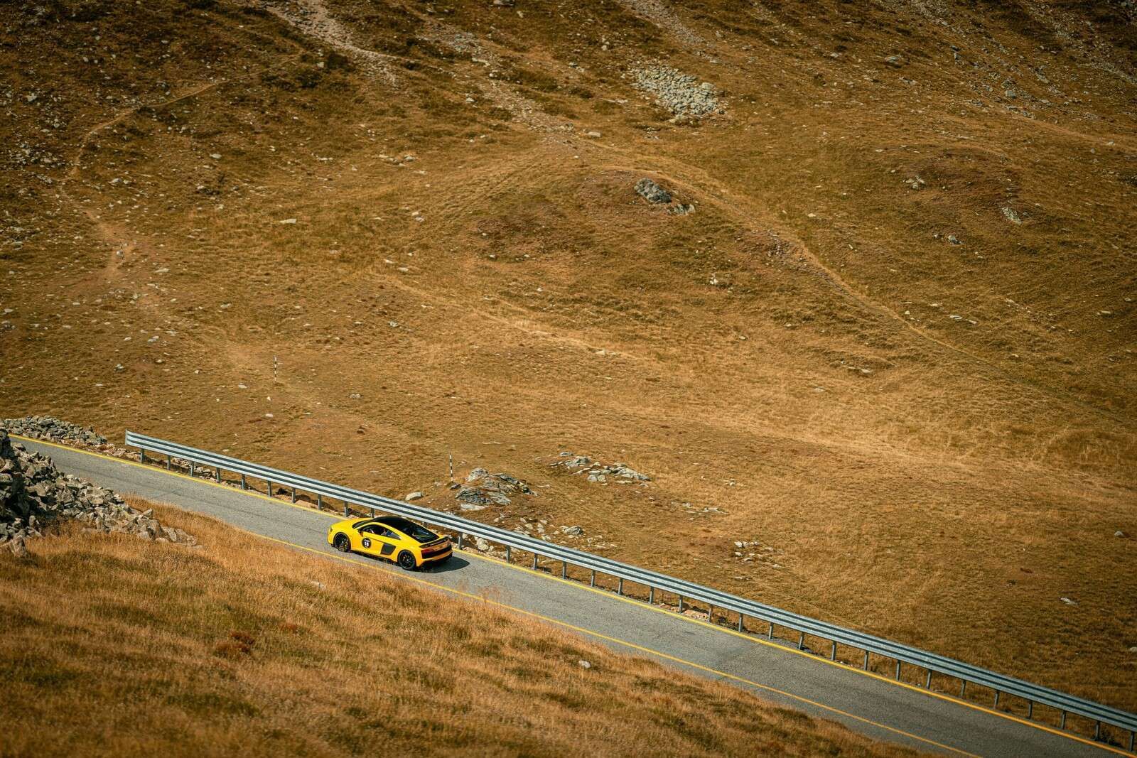 Audi R8 auf einsamer Bergstraße