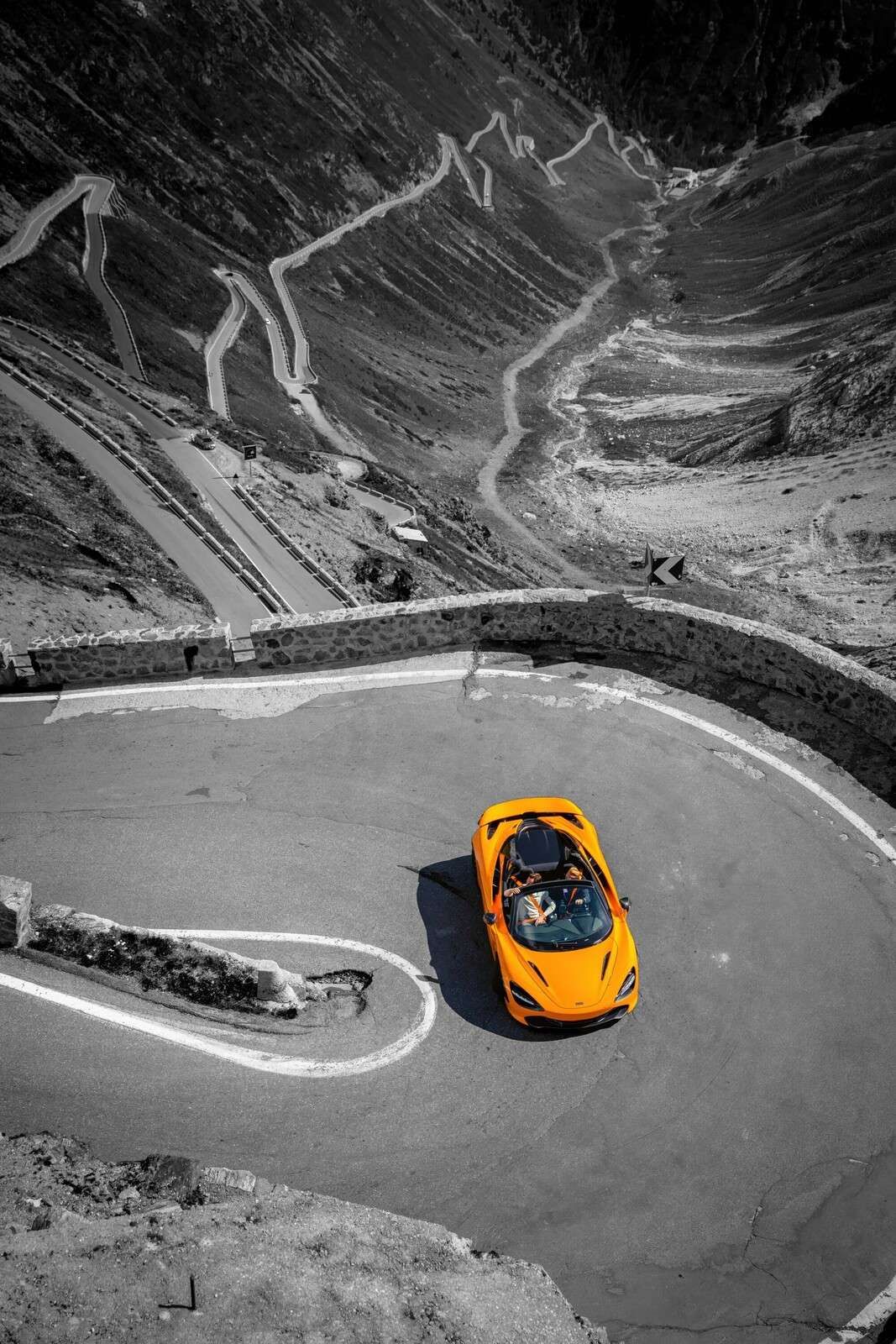 McLaren auf dem Stelviopass - Spotfarbe