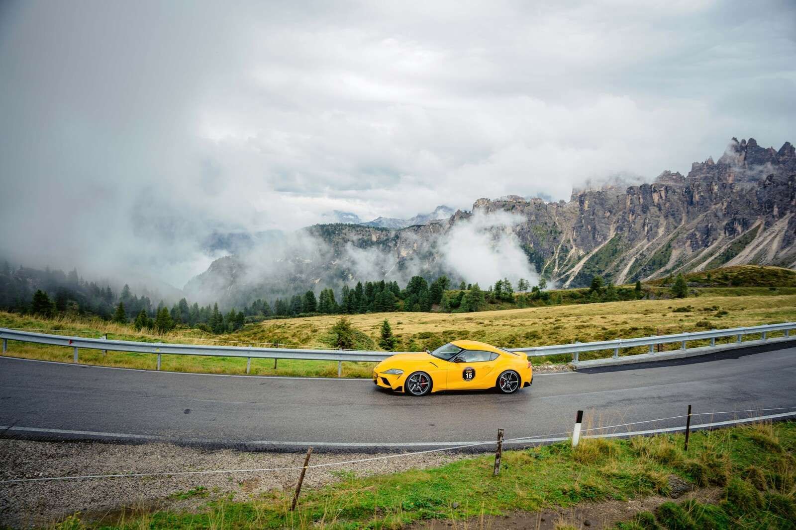 Sportwagen in den Dolomiten