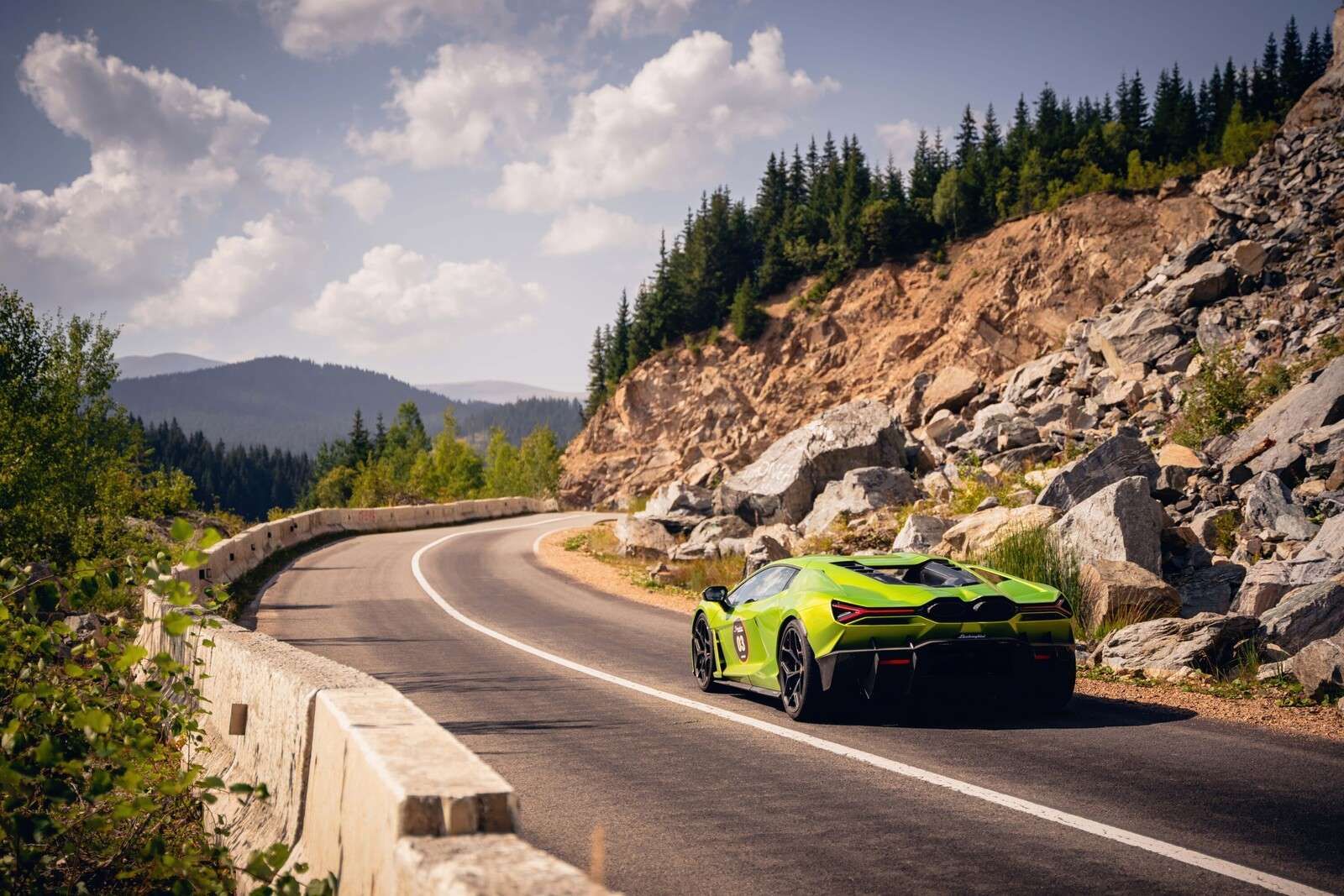 Lamborghini Revuelto in den Bergen