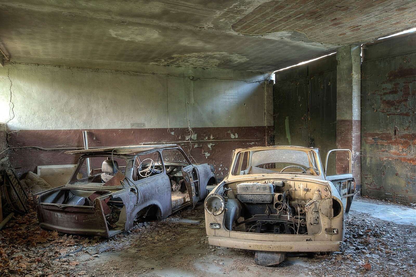 Verlassene Garage mit Wracks