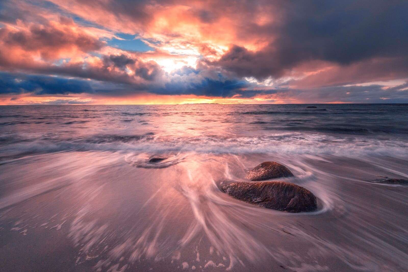 Sturm über ruhiger Brandung.