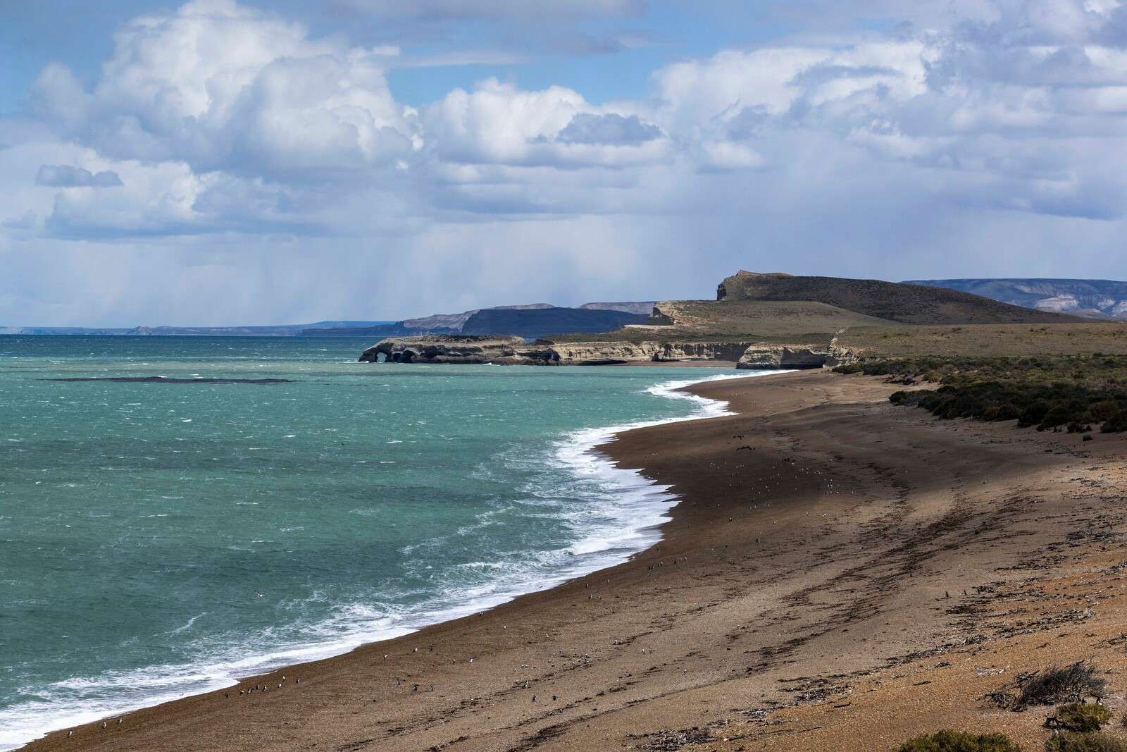 Ruhige Klippenküste mit türkisblauem Meer.
