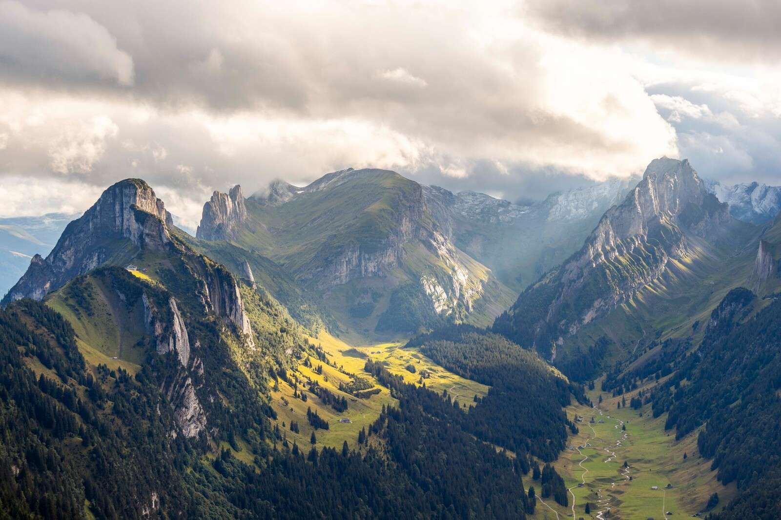 Sonnenschein über grünem Bergtal