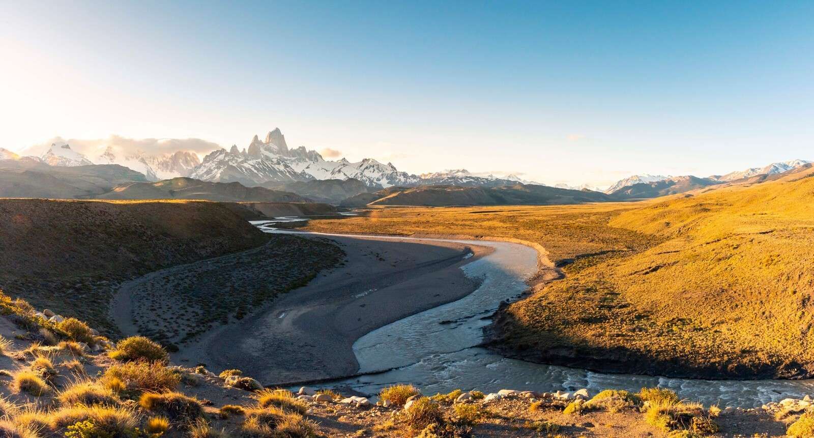 Berglandschaft mit schlängelndem Fluss im Morgenlicht.