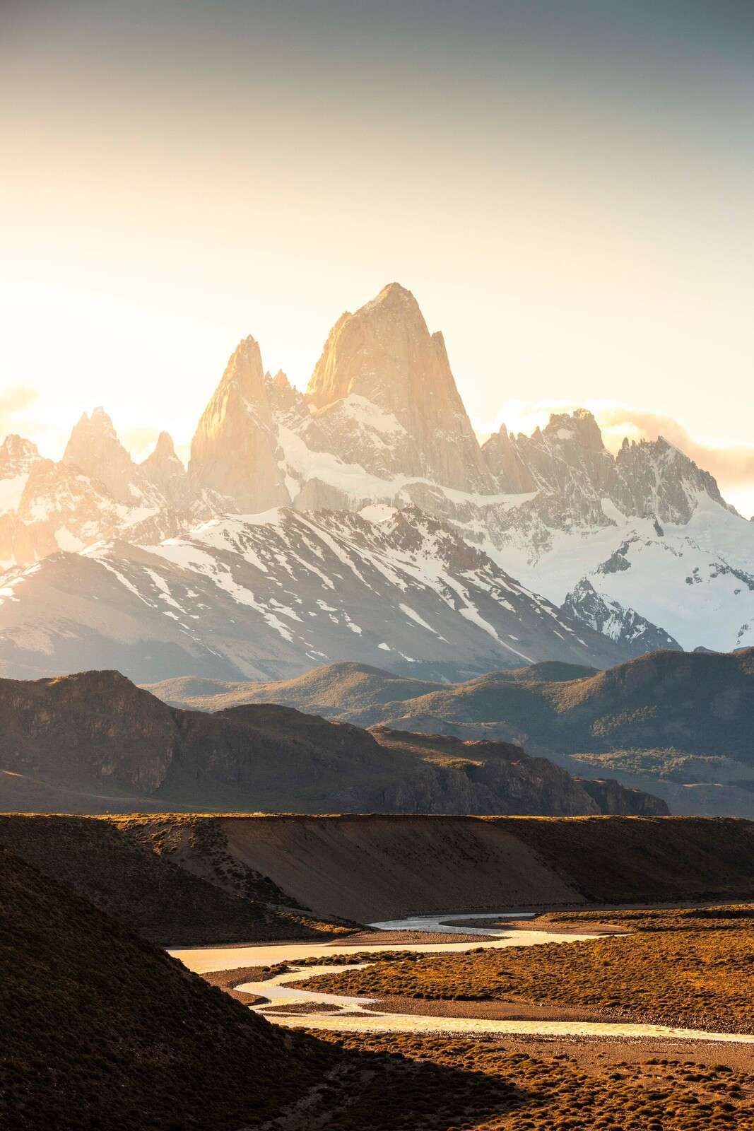 Goldener Sonnenaufgang im Bergtal.