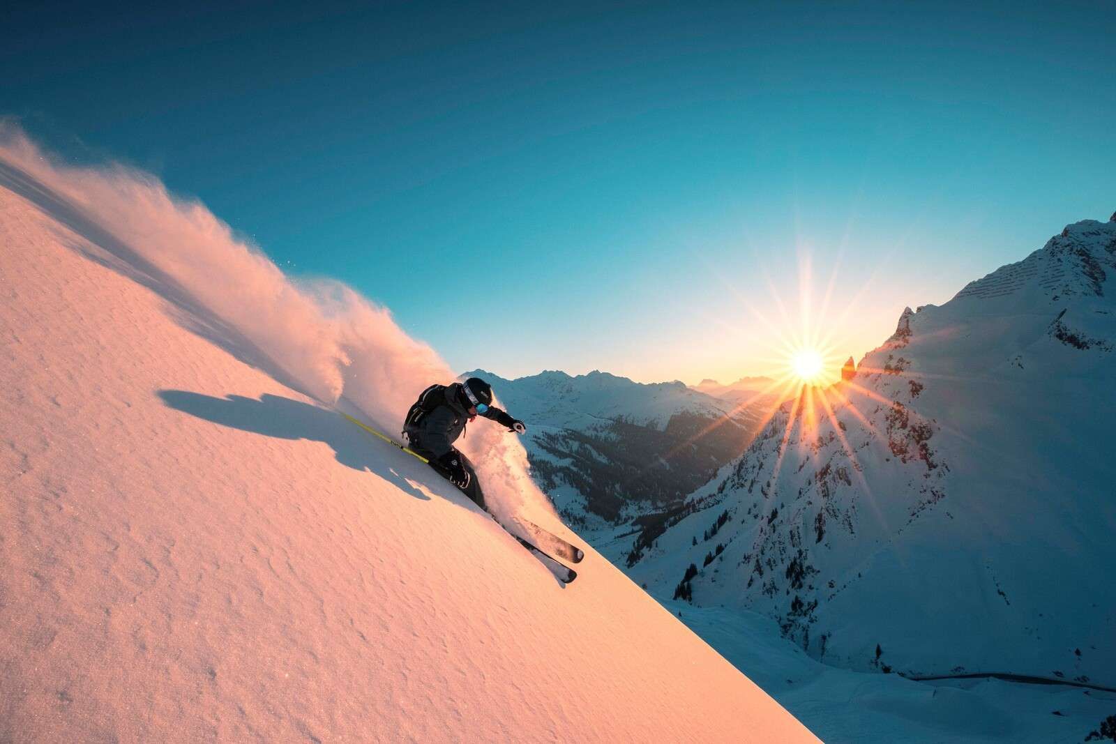 Schneefahrt bei feurigem Sonnenuntergang.