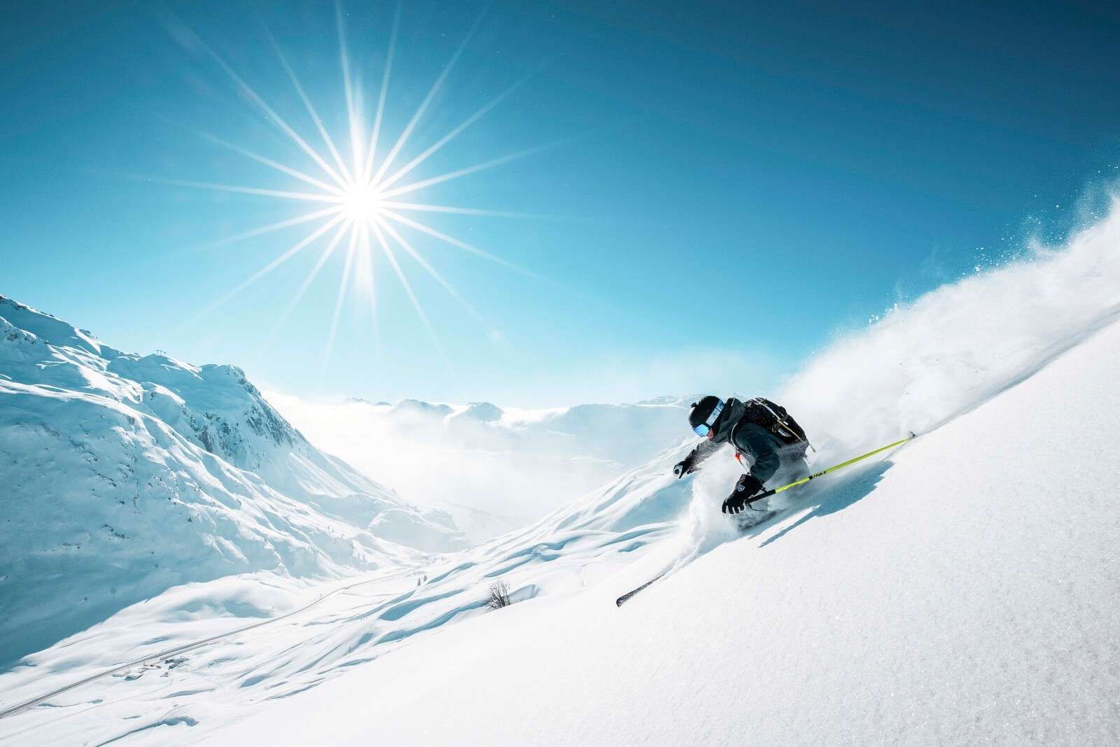 Pulverschnee unter eisiger Wintersonne