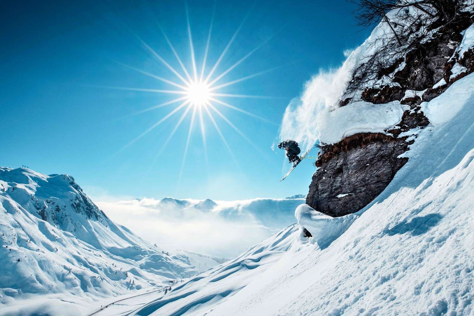 Freier Sprung in sonnenverwöhnter Schneelandschaft