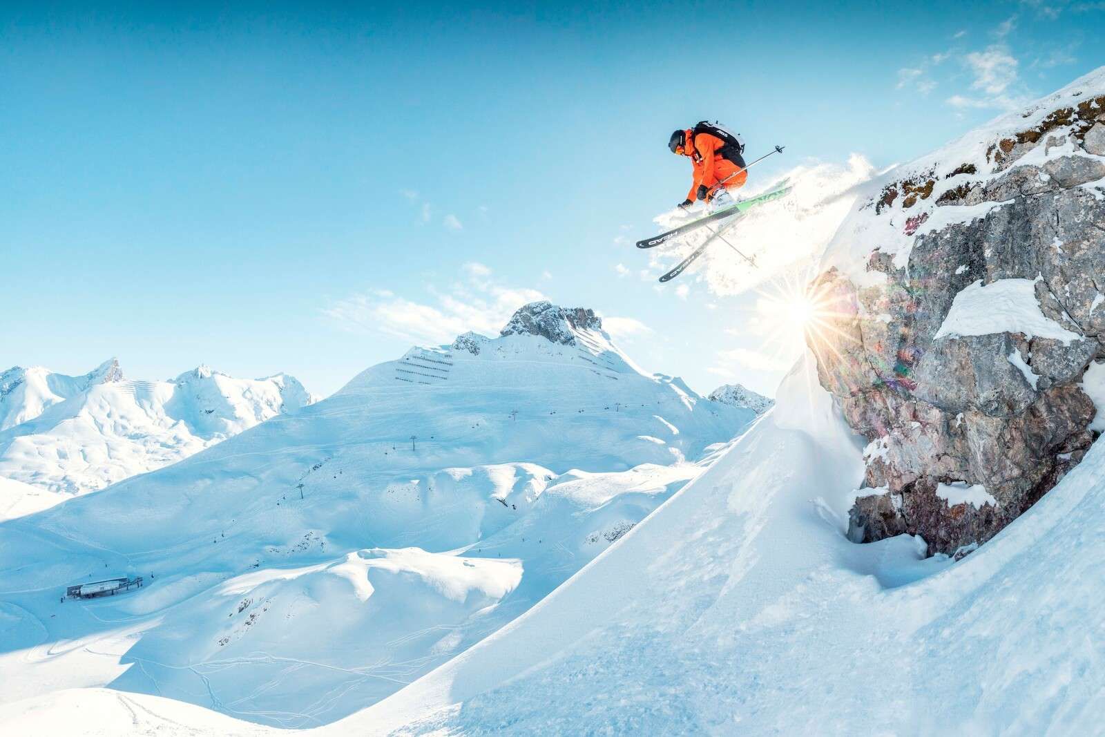 Sprung in verschneiter Berglandschaft