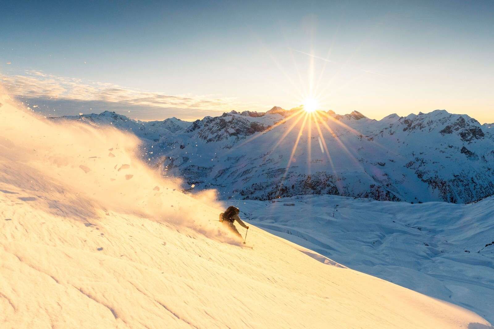 Skifahrer im sonnenverwöhnten Alpenpanorama.