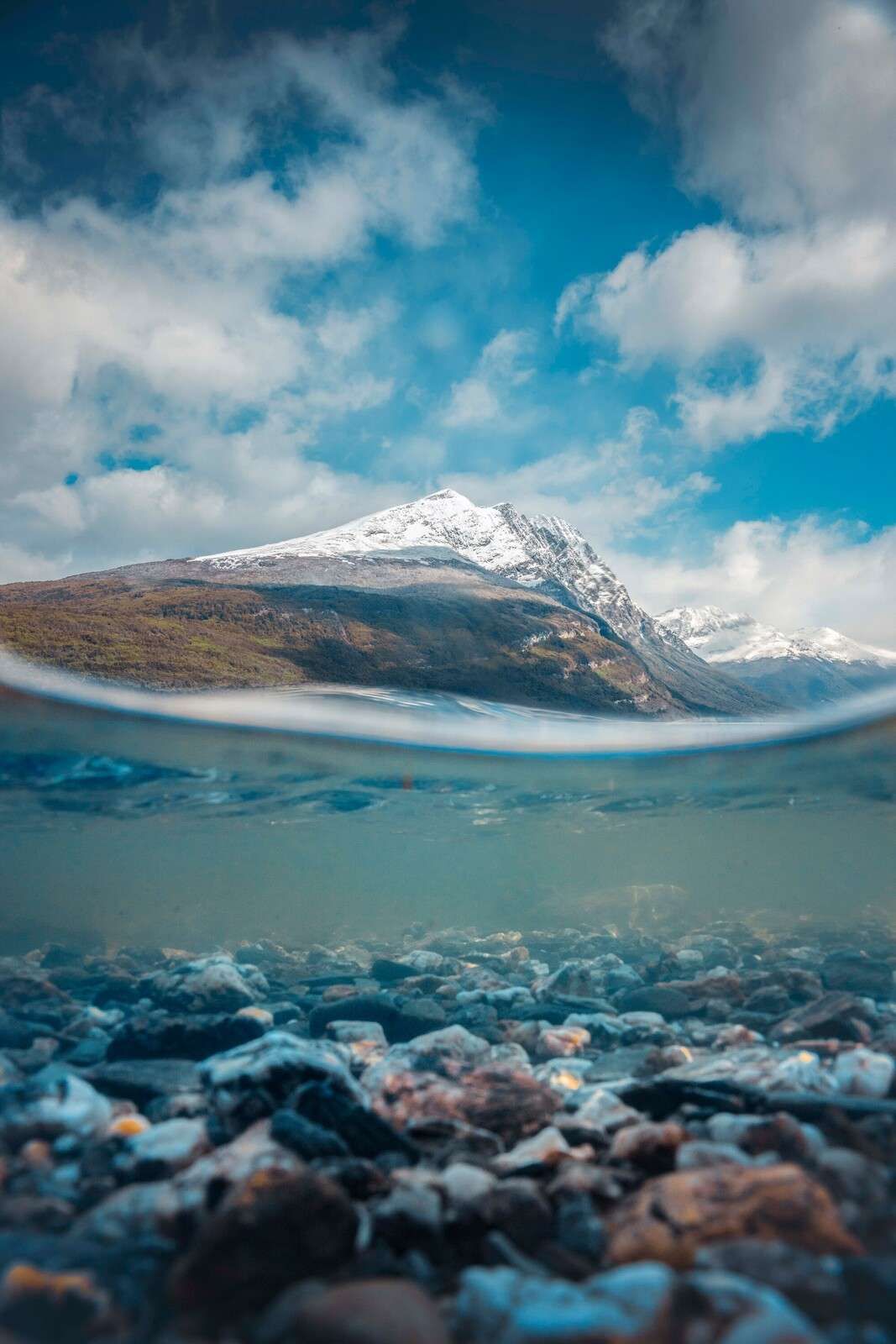 Blick auf die Berge durch klares Gletscherwasser