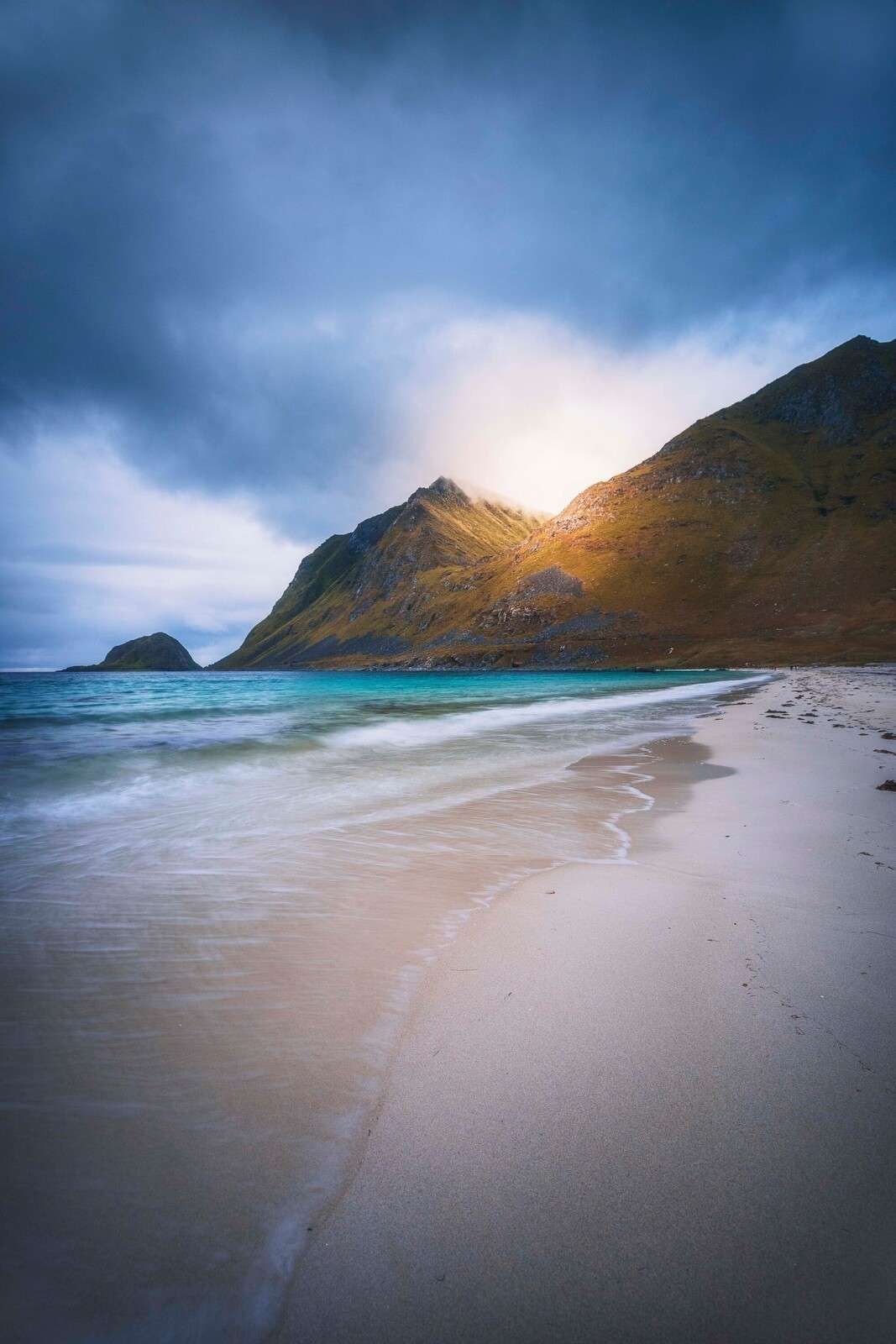 Sonnenschein auf Berg und Brandung