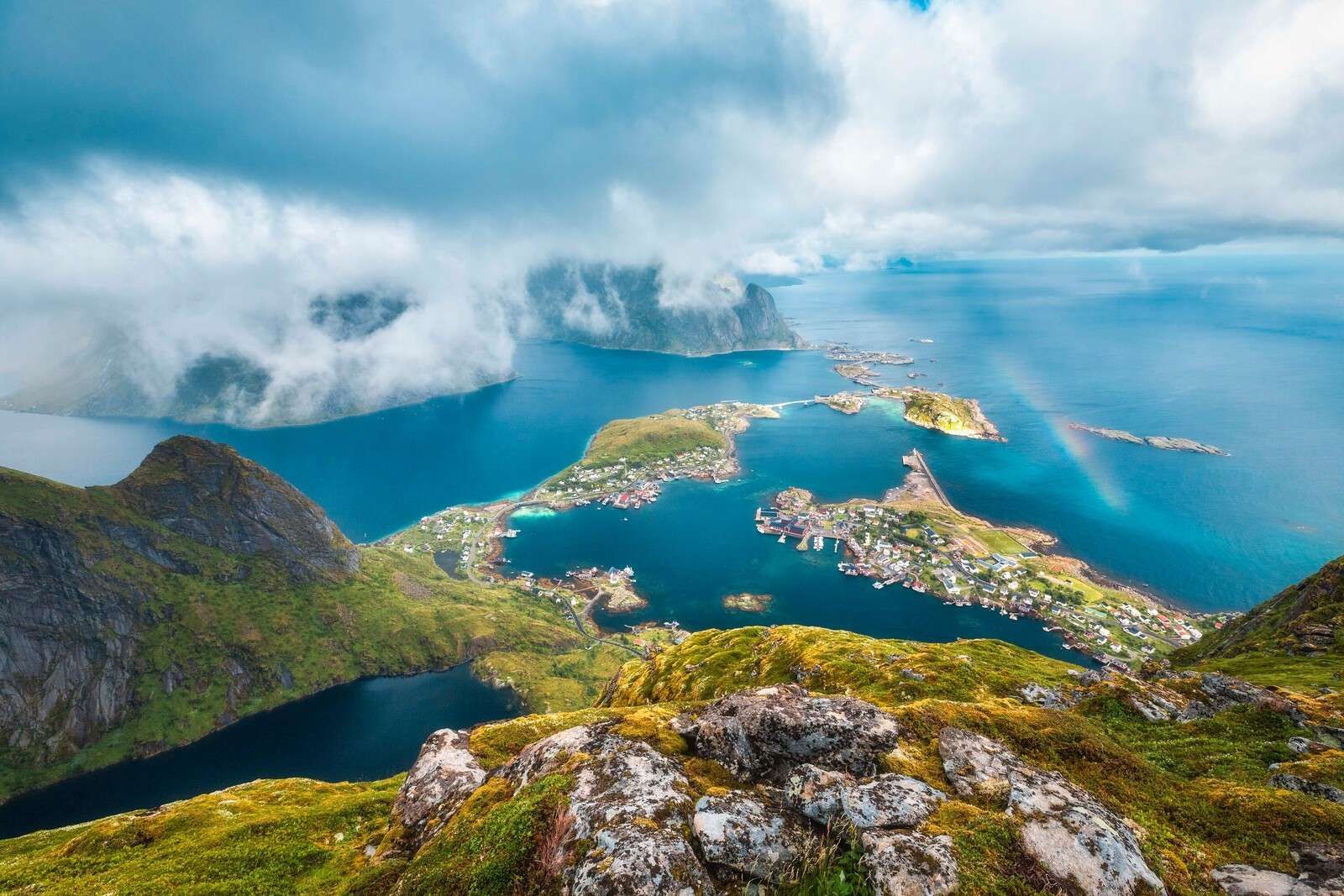 Regenbogen über Fjorddorfinseln