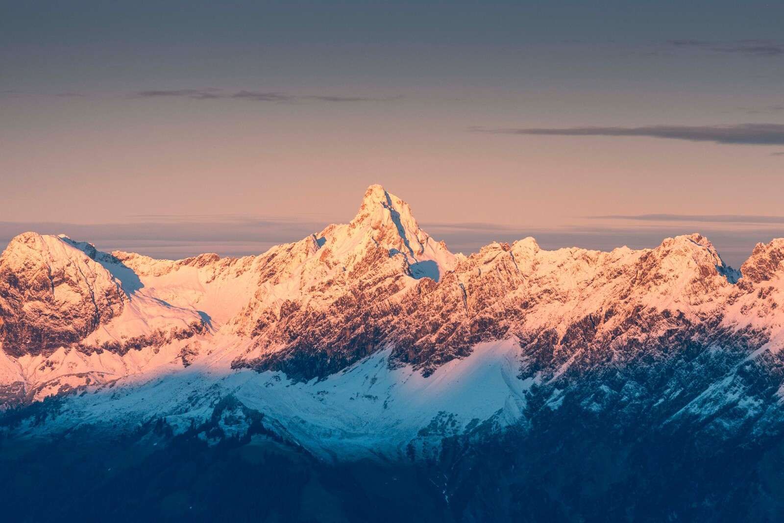 Abendlicht über verschneiten Berggipfeln