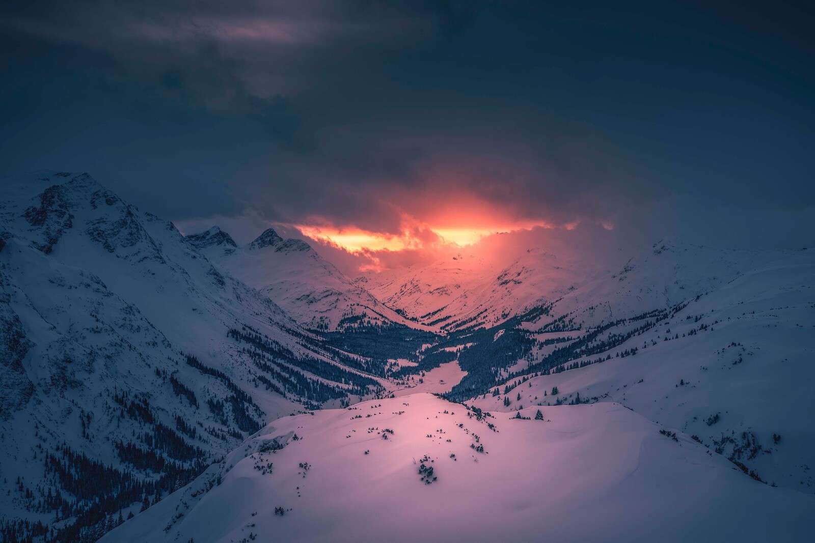 Abendglühen über ruhigem Bergtal.