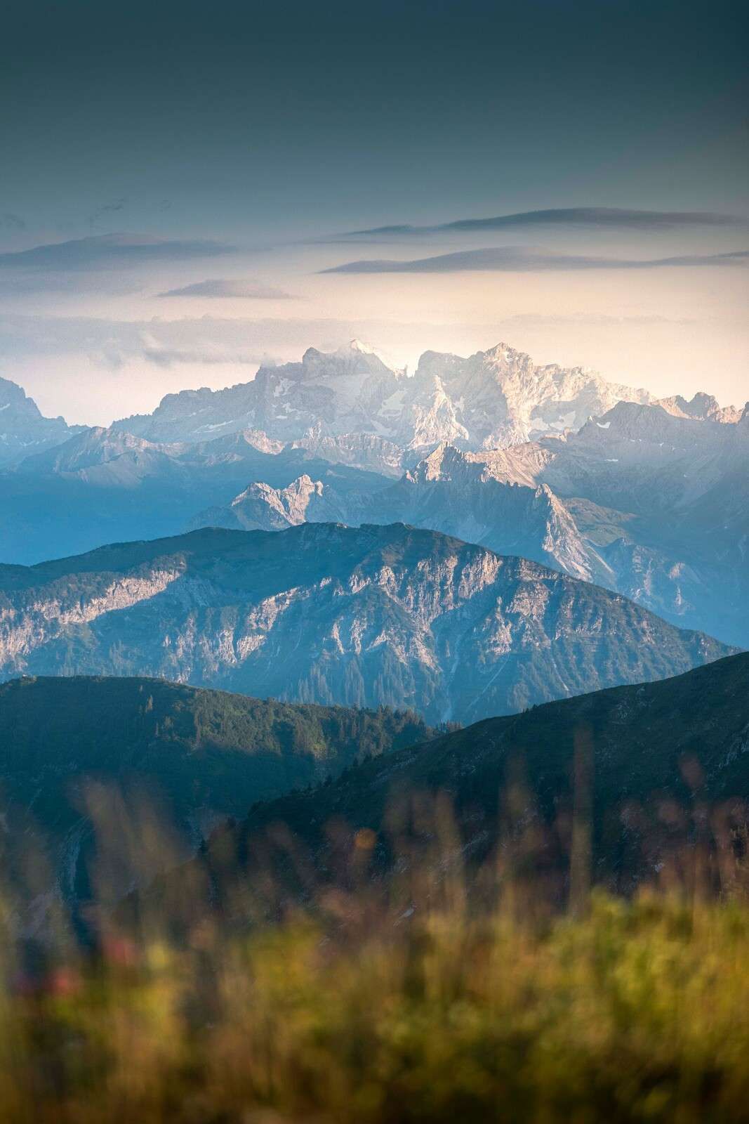 Blue Schichtung in Bergland