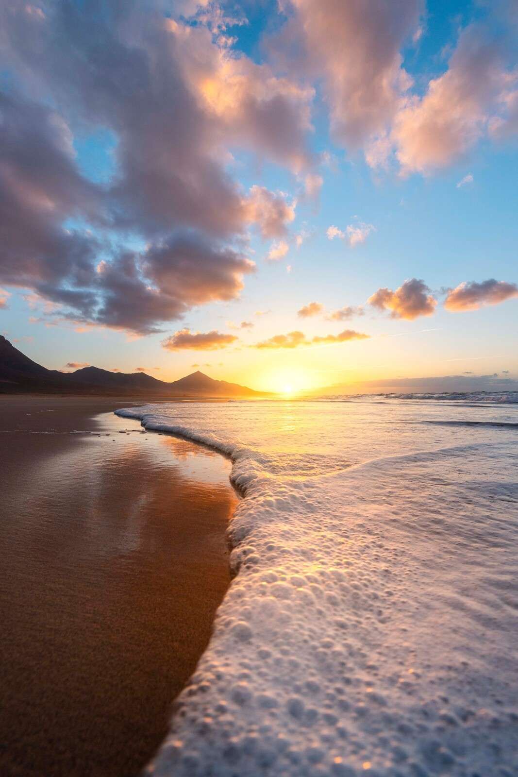 Goldener Sonnenuntergang an der Küste