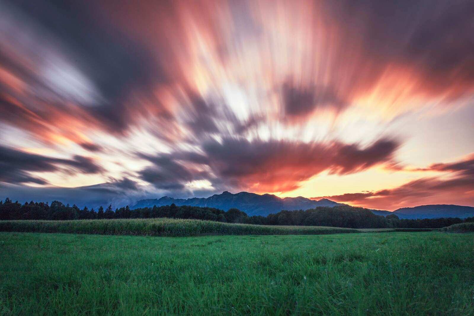 Sonnenuntergang über grüner Ebene
